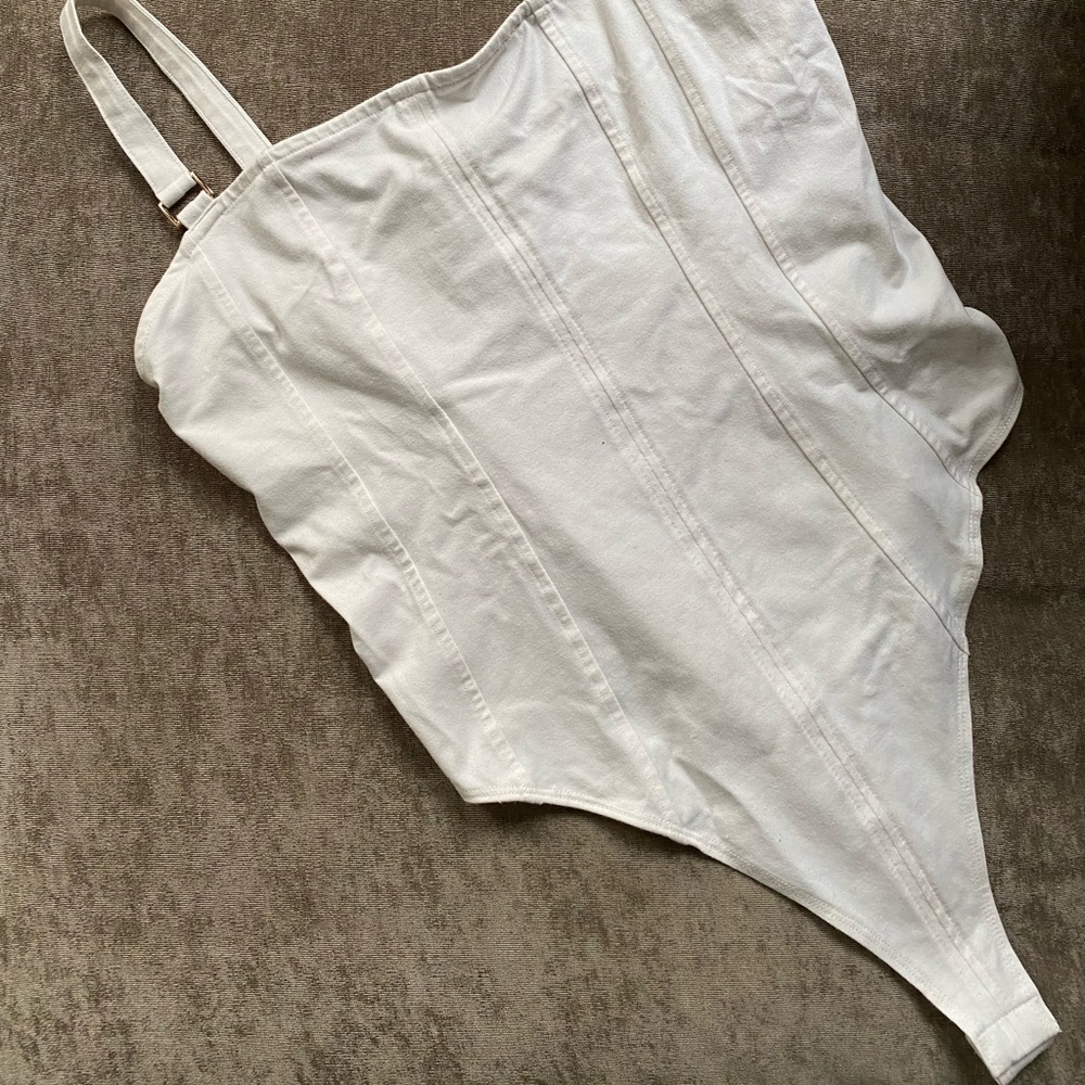 H&M Bodysuit w/ Gold Hardware

Size M

Like new, worn once